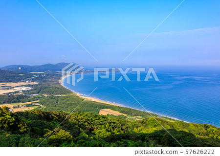 View of the beach from the summit of the volcano [Itoshima City, Fukuoka Prefecture] 57626222
