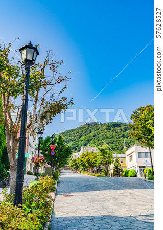 北海道的夏天在函館元町的斜坡風景[Hachimanzaka] 57628527