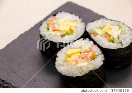 三文魚沙拉卷(在板岩板材)。 三文魚沙拉卷(在板岩板材)。 57630186