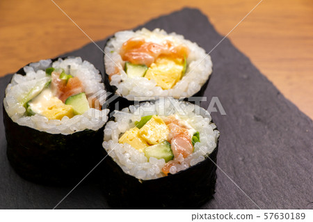 三文魚沙拉卷(在板岩板材)。 三文魚沙拉卷(在板岩板材)。 57630189