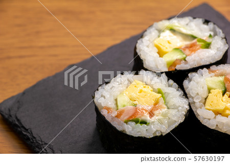 三文魚沙拉卷（在板岩板材）。 57630197