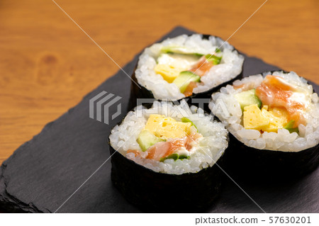 三文魚沙拉卷(在板岩板材)。 三文魚沙拉卷(在板岩板材)。 57630201