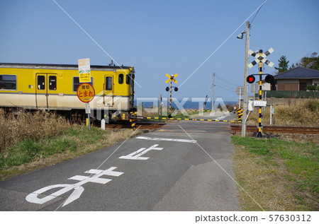 黃色鐵路車和平交道口 57630312