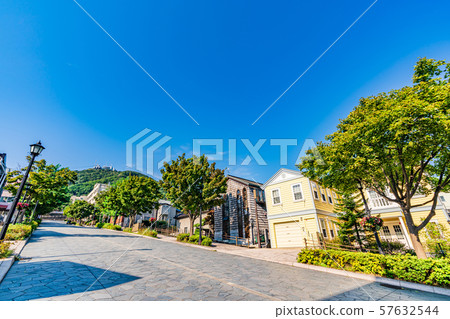 北海道的夏天在函館元町的斜坡風景[Hachimanzaka] 57632544