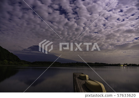 (靜岡縣)月夜湖Tanuki和富士山 (靜岡縣)月夜湖Tanuki和富士山 57633620