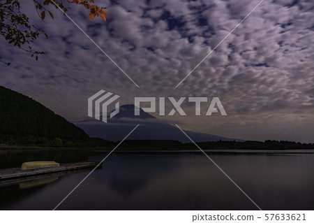 （靜岡縣）月夜湖Tanuki和富士山 57633621