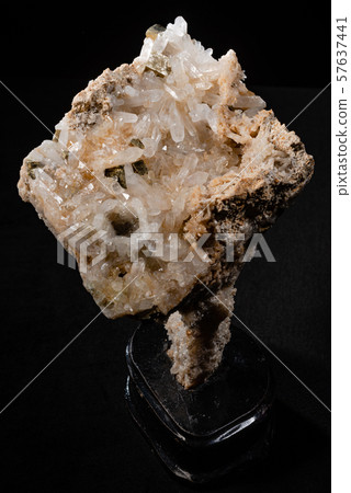 水晶共生黃鐵礦 57637441