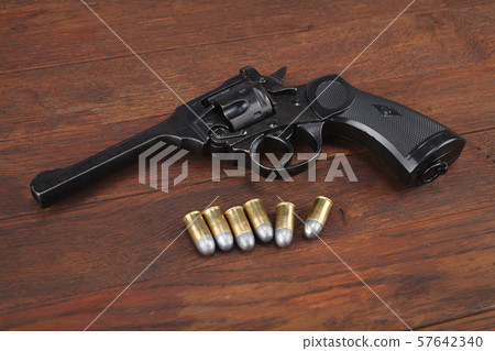 WW2 period British Army Revolver with ammunitions WW2 period British Army Revolver with ammunitions 57642340