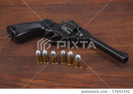 WW2 period British Army Revolver with ammunitions WW2 period British Army Revolver with ammunitions 57642342
