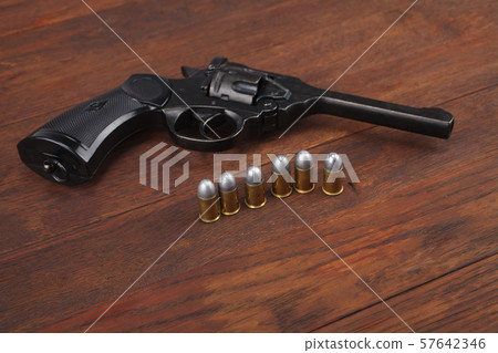 WW2 period British Army Revolver with ammunitions WW2 period British Army Revolver with ammunitions 57642346