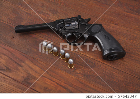 WW2 period British Army Revolver with ammunitions WW2 period British Army Revolver with ammunitions 57642347