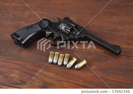 WW2 period British Army Revolver with ammunitions WW2 period British Army Revolver with ammunitions 57642348