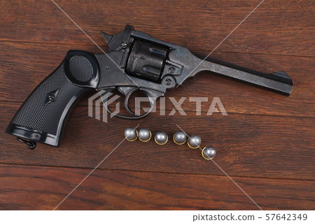 WW2 period British Army Revolver with ammunitions WW2 period British Army Revolver with ammunitions 57642349