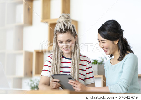 通過觀看在片劑的樂趣錄影電影微笑的白膚金發的俄國婦女和日本人 57642479