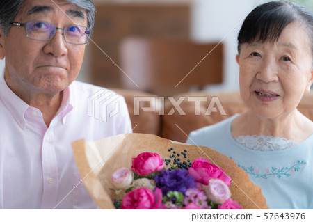 兩個人禮物慶祝慶祝老人晚年室內設計室白色自然光整修 兩個人禮物慶祝慶祝老人晚年室內設計室白色自然光整修 57643976