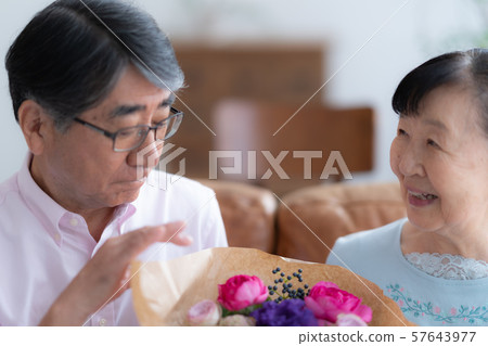 兩個人禮物慶祝慶祝老人晚年室內設計室白色自然光整修 兩個人禮物慶祝慶祝老人晚年室內設計室白色自然光整修 57643977