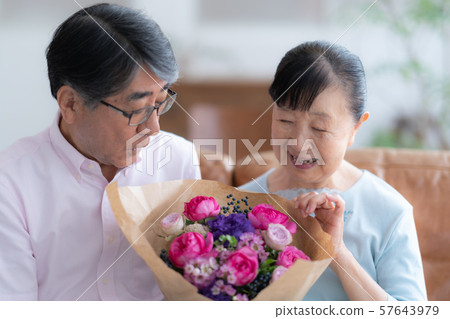 兩個人禮物慶祝慶祝老人晚年室內設計室白色自然光整修 57643979