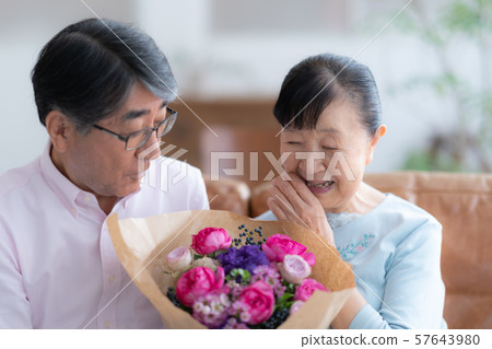 兩個人禮物慶祝慶祝老人晚年室內設計室白色自然光整修 兩個人禮物慶祝慶祝老人晚年室內設計室白色自然光整修 57643980