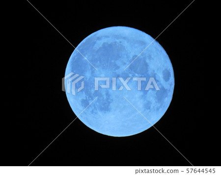 今晚是滿月。沒有風的月亮閃耀。藍月亮，藍月亮，藍月亮，月亮圖像素材 57644545