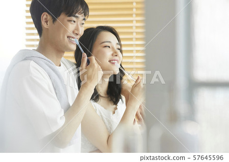 Couple lifestyle toothpaste 57645596