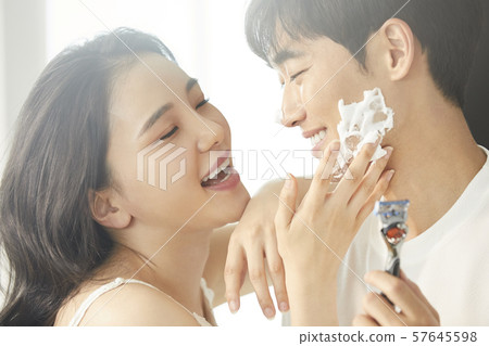 Couple lifestyle shaving 57645598