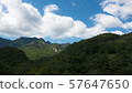 與雲彩的山風景在藍天 57647650