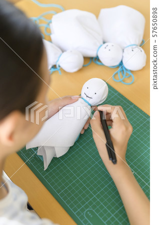 A child who makes a terute shaved A child who makes a terute shaved 57650898