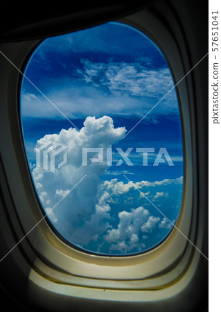 從飛機看見的雲彩和天空 57651041