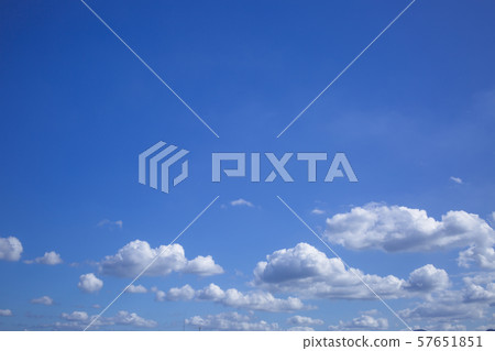  藍天和雲彩 57651851