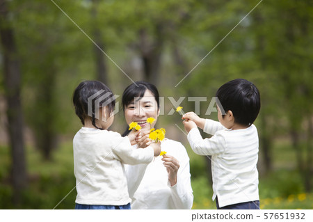 孩子們在自然中玩耍 孩子們在自然中玩耍 57651932