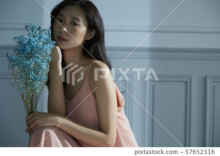 鮮花和婦女藍色基調 57652316