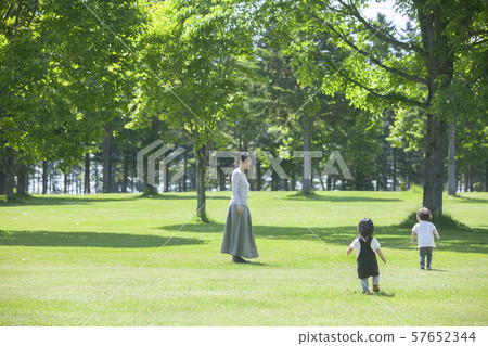 在公園裡玩的家庭 57652344