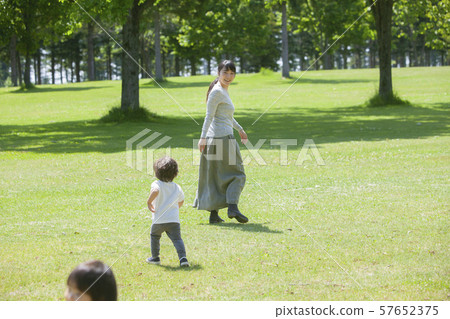 在公園裡玩的家庭 在公園裡玩的家庭 57652375