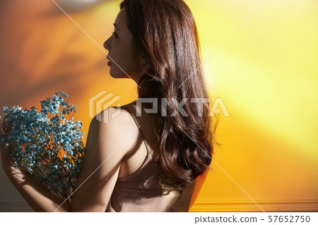 鮮花和女人戲劇性 57652750