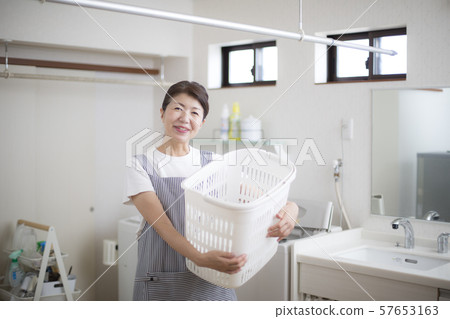 有洗衣袋的主婦 57653163