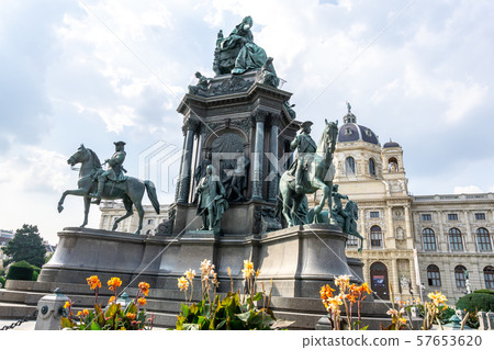 maria theresien platz statues 57653620
