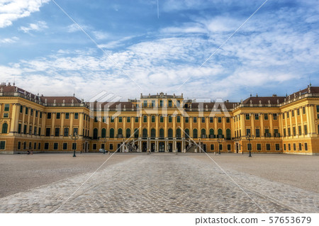 schonbrunn palace main entrance schonbrunn palace main entrance 57653679