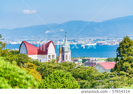 北海道夏季景觀天主教元町教堂和函館灣 57654314