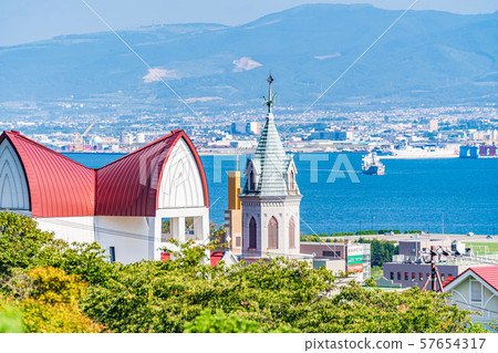 北海道夏季景觀天主教元町教堂和函館灣 57654317
