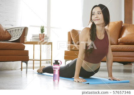 女瑜伽教練 女瑜伽教練 57657346