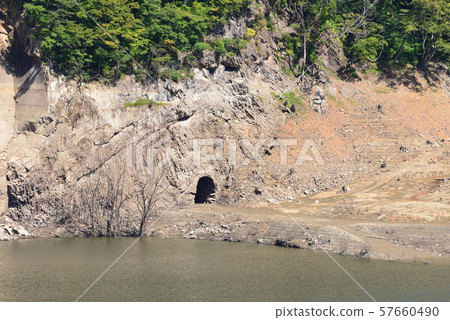 由於水位低而出現的奧州湖猴子岩隧道 由於水位低而出現的奧州湖猴子岩隧道 57660490