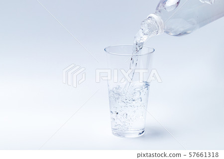 將水倒入玻璃杯中 將水倒入玻璃杯中 57661318