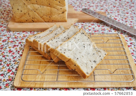 Sesami Bread (Sesame bread, sesame bread, sesame bread) Sesami Bread (Sesame bread, sesame bread, sesame bread) 57662853