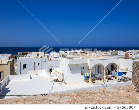 突尼斯馬赫迪耶白色房子和藍色海/房子在馬赫迪耶，突尼斯 57663907