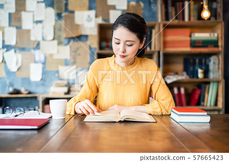 讀一本書的女人 讀一本書的女人 57665423