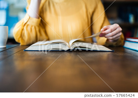 讀一本書的女人 讀一本書的女人 57665424
