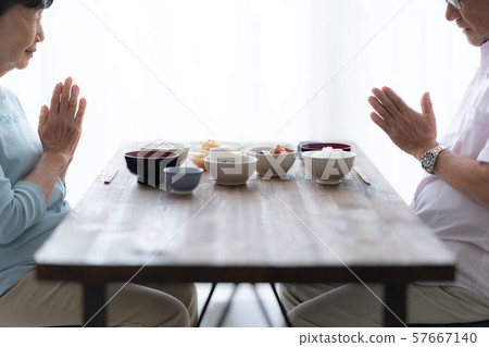 兩個人,兩個人,膳食,護理,在家裡,生活方式,老人,晚年,室內設計室,白色自然光 兩個人,兩個人,膳食,護理,在家裡,生活方式,老人,晚年,室內設計室,白色自然光 57667140