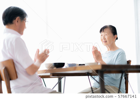 兩個人,兩個人,膳食,護理,在家裡,生活方式,老人,晚年,室內設計室,白色自然光 兩個人,兩個人,膳食,護理,在家裡,生活方式,老人,晚年,室內設計室,白色自然光 57667141