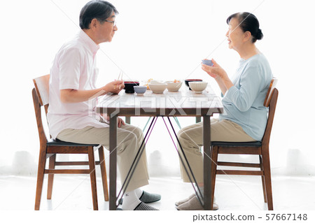 兩個人,兩個人,膳食,護理,在家裡,生活方式,老人,晚年,室內設計室,白色自然光 兩個人,兩個人,膳食,護理,在家裡,生活方式,老人,晚年,室內設計室,白色自然光 57667148