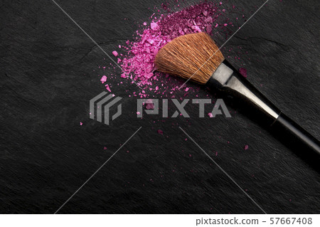 Make-up brush with vibrant crushed cosmetics Make-up brush with vibrant crushed cosmetics 57667408
